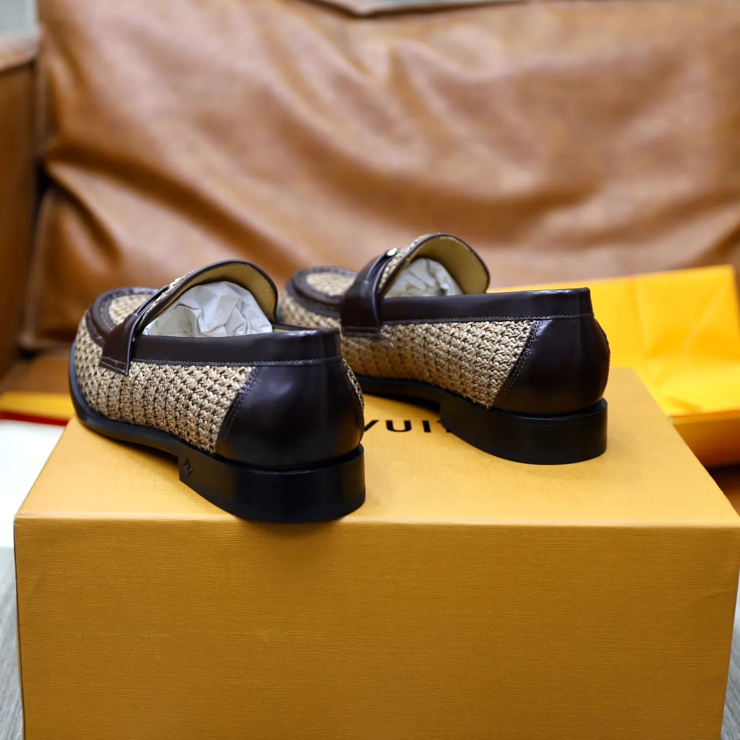 Men's Men's Shoes💰💰920LV Louis Vuitton Slip-on Loafers, top quality products from Guangzhou, ready for sale! This LV Glove loafer is made of selected soft cowhide, with a slightly wrinkled leather surface and a very high-end texture. Each pair is unique. The leather surface is light and soft, with a fine texture and good luster. It is a classic loafer style, with exquisite handmade mark stitching on the toe, and a square toe configuration to highlight the classic style. The horizontal band has hot-printed LV three-dimensional letters, semi-solid handcrafts and a genuine leather outsole, and a rubber patch on the heel to create wear-resistant performance and comfort. One of the must-have loafers for men! Comes with full original packaging! Code number: 38-39-40-41-42-43-44 (38, 45, 46 customized) standard leather shoe code